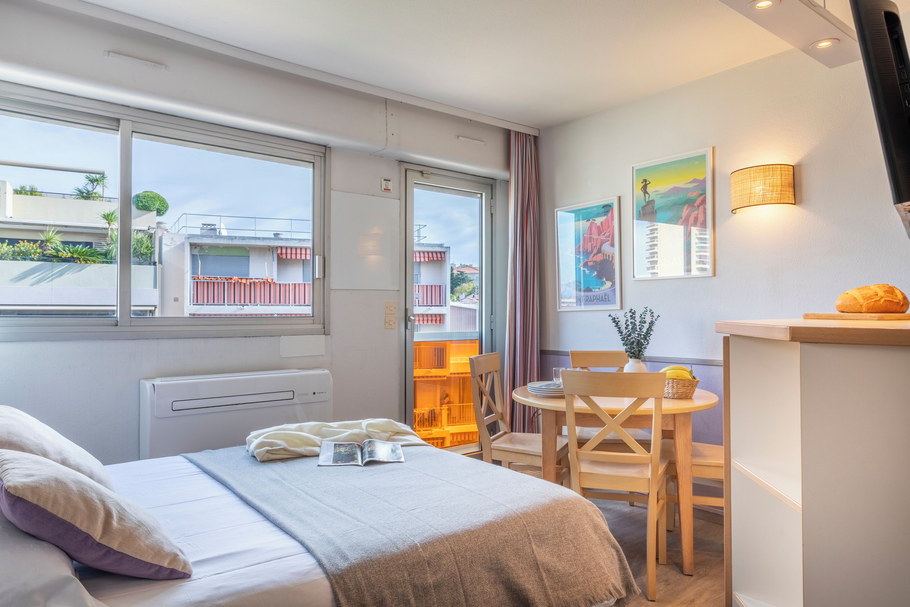 Studio 4 people - 1 sleeping alcove | Living area | Flat-screen TV, books