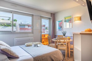 Studio 4 people - 1 sleeping alcove | Living area | Flat-screen TV, books