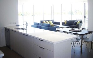 Down comforters, pillowtop beds, minibar, in-room safe - Best Western Plus The Tudor-Box Hill (Box Hill)