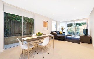 Cubrecamas, colchones con pillow-top y minibar
