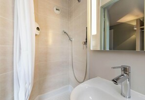 Shower, towels, soap, toilet paper - B&B HOTEL ROUEN Centre (Rouen)
