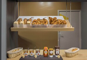 Daily buffet breakfast for a fee - B&B HOTEL ROUEN Centre (Rouen)