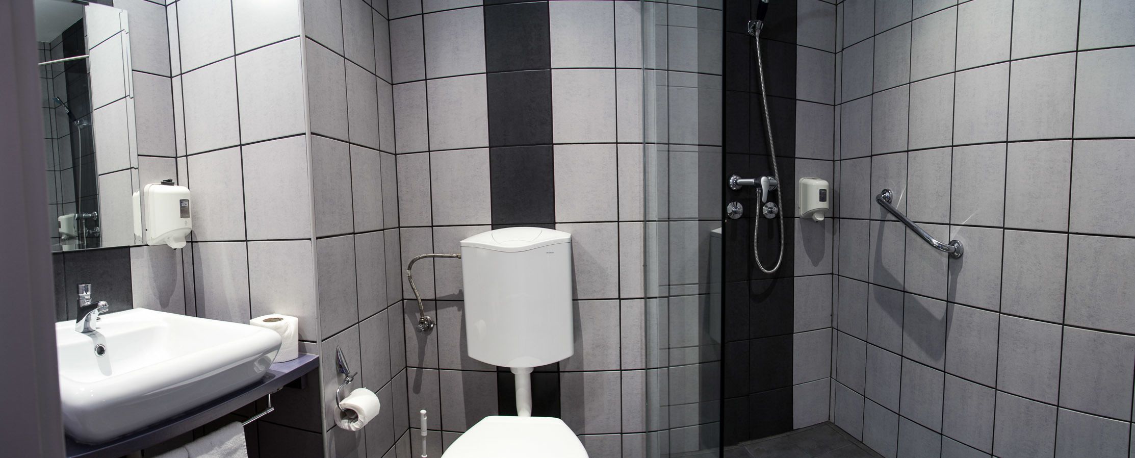 Shower, free toiletries