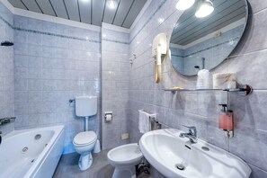 Suite | Bad | Dusj, badekåper og håndklær