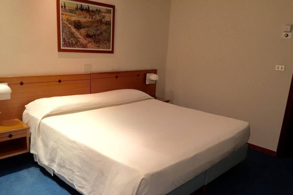 Minibar, in-room safe, soundproofing, WiFi (free)