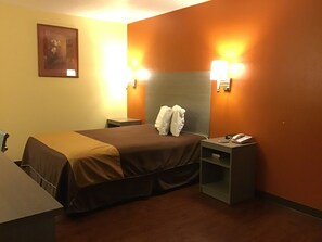 Escritorio, wifi gratis y ropa de cama