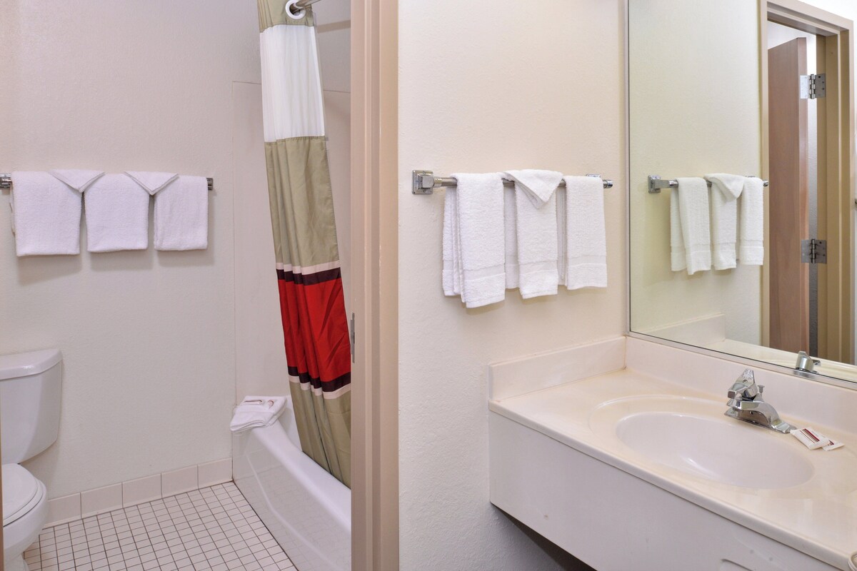 Combined shower/tub, free toiletries, hair dryer, towels