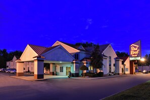 A Red Roof Inn with a modern design, featuring a central entrance and multiple parking spaces. - Red Roof Inn Sandusky - Milan (Milan)