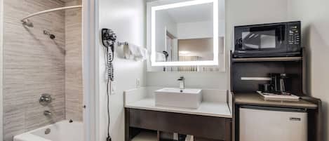 Standard Room, 1 King Bed, Non Smoking | Bathroom | Combined shower/tub, free toiletries, hair dryer, towels