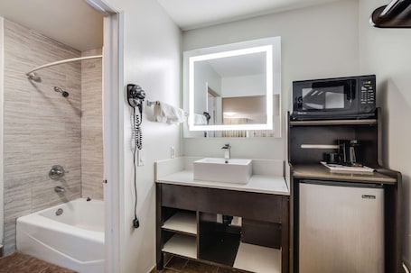 Standard Room, 1 King Bed, Non Smoking | Bathroom | Combined shower/tub, free toiletries, hair dryer, towels. Rodeway Inn Old Town Temecula