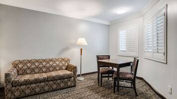 Suite, 1 kingsize-seng, tilgjengelighetstilpasset, ikke-røyk | Skrivebord, skrivebord for bærbar PC og blendingsgardiner