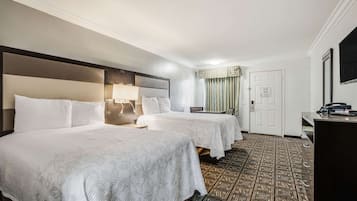 Habitación doble estándar, 2 camas matrimoniales, para no fumadores | Escritorio, espacio para trabajar con laptop y cortinas blackout