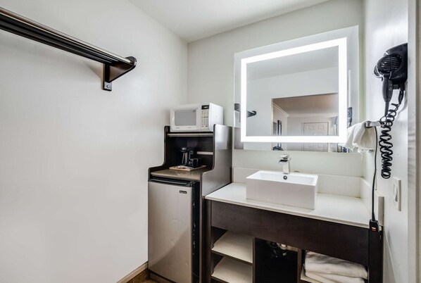 Standard Room, 2 Double Beds, Non Smoking | Bathroom | Combined shower/tub, free toiletries, hair dryer, towels - Rodeway Inn Old Town Temecula (Temecula)