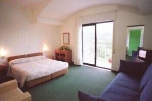 Minibar, desk, iron/ironing board, cribs/infant beds - Marcaneto Hotel (San Giovanni a Piro)