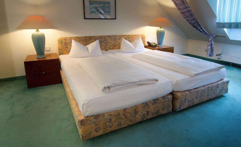 Hypo-allergenic bedding, in-room safe, desk, blackout curtains
