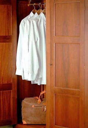 Allergikerbettwaren, Zimmersafe, Schreibtisch, Verdunkelungsvorhänge