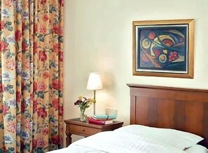 Hypo-allergenic bedding, in-room safe, desk, blackout curtains