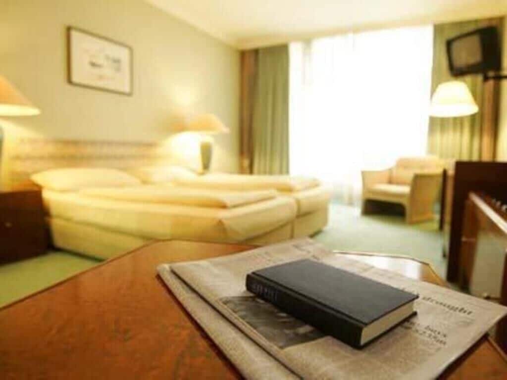 Hypo-allergenic bedding, in-room safe, desk, blackout curtains