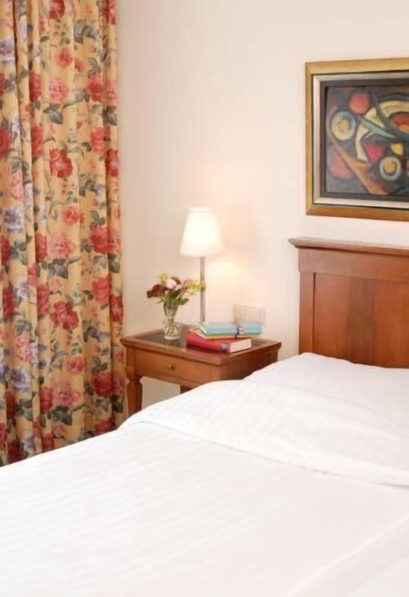 Hypo-allergenic bedding, in-room safe, desk, blackout curtains