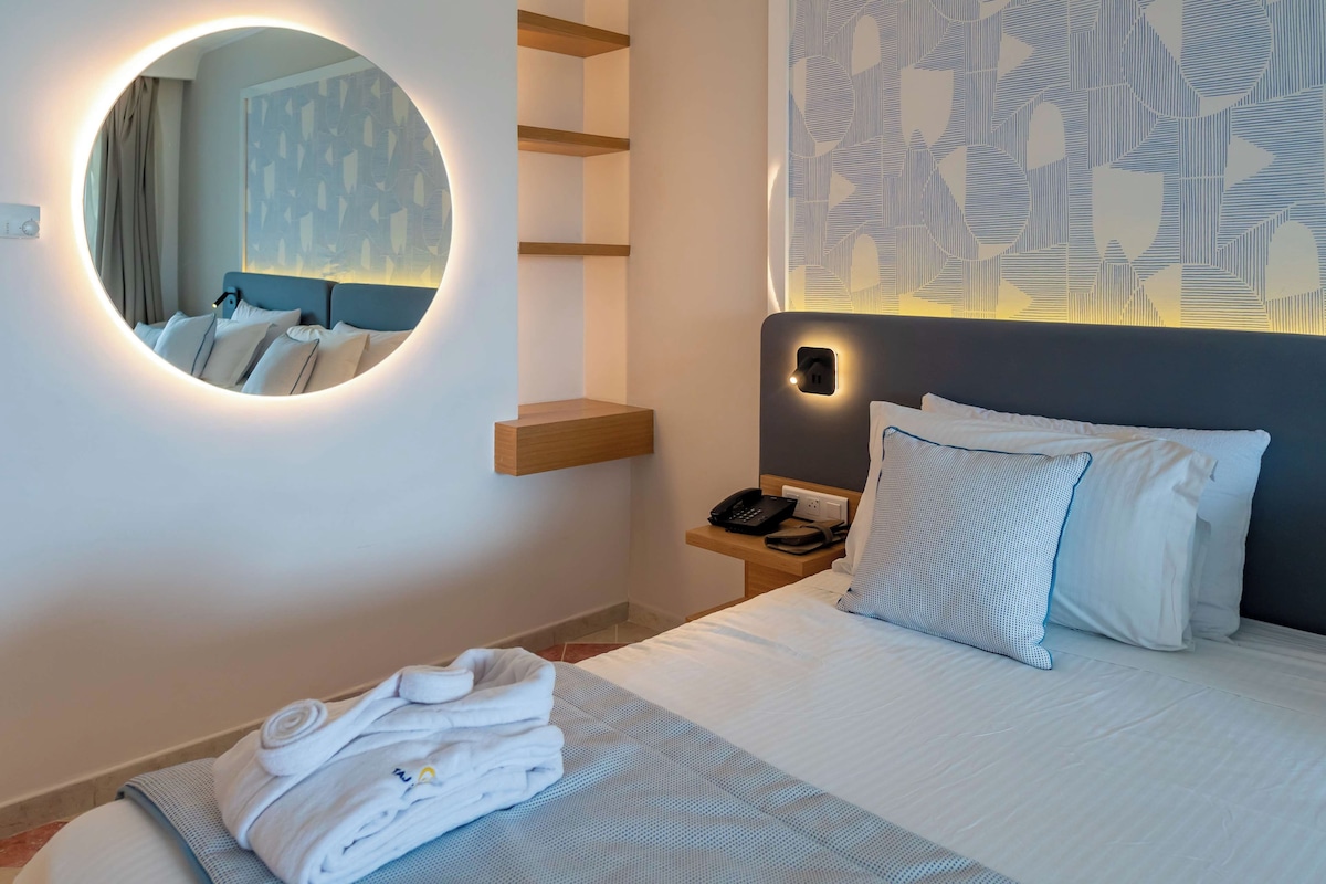 Sengetøy av topp kvalitet, minibar, safe på rommet og blendingsgardiner