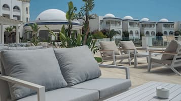 2 bars/lounges, poolside bar, beach bar