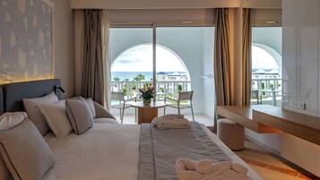 Sengetøy av topp kvalitet, minibar, safe på rommet og blendingsgardiner