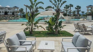 2 bars/lounges, poolside bar, beach bar