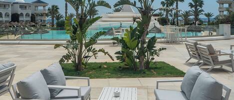 2 bars/lounges, poolside bar, beach bar