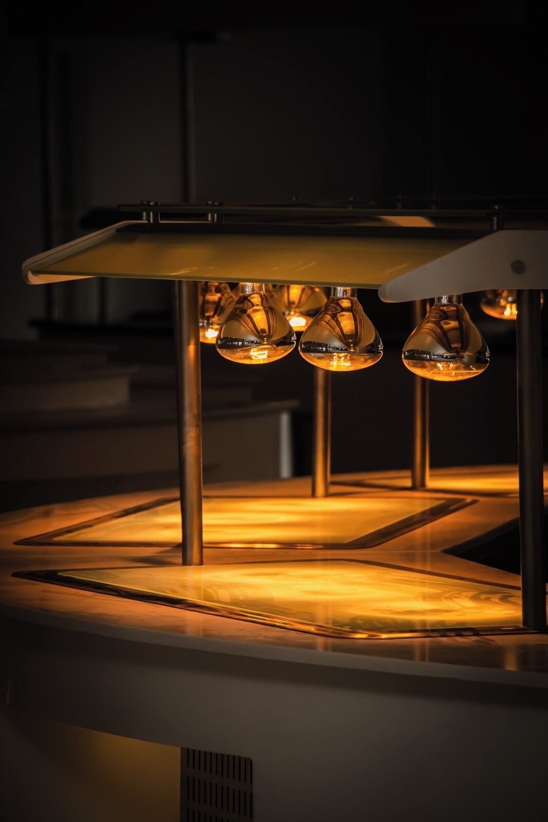 Una cocina moderna con una isla central e iluminación colgante.