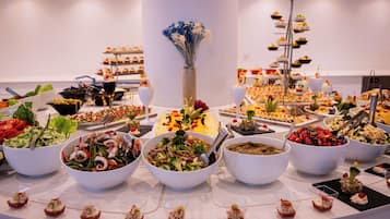 3 restaurantes; se sirve desayuno, almuerzo y cena; cocina internacional