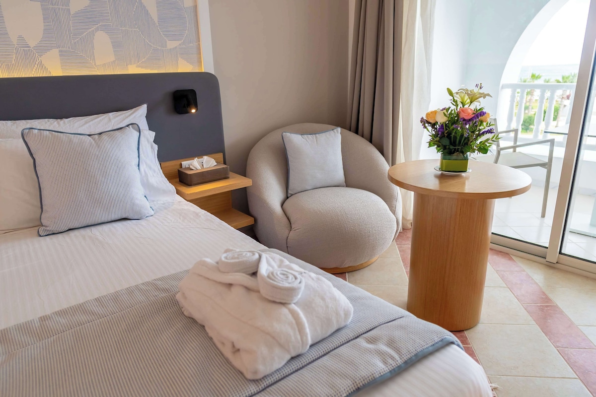 Sengetøy av topp kvalitet, minibar, safe på rommet og blendingsgardiner