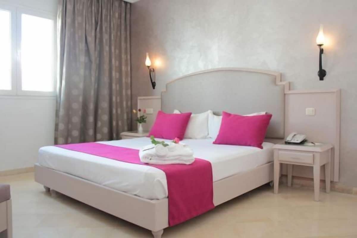 Minibar, in-room safe, bed sheets