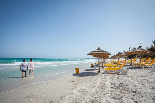 Privat strand i närheten, vit sandstrand, solstolar och parasoller