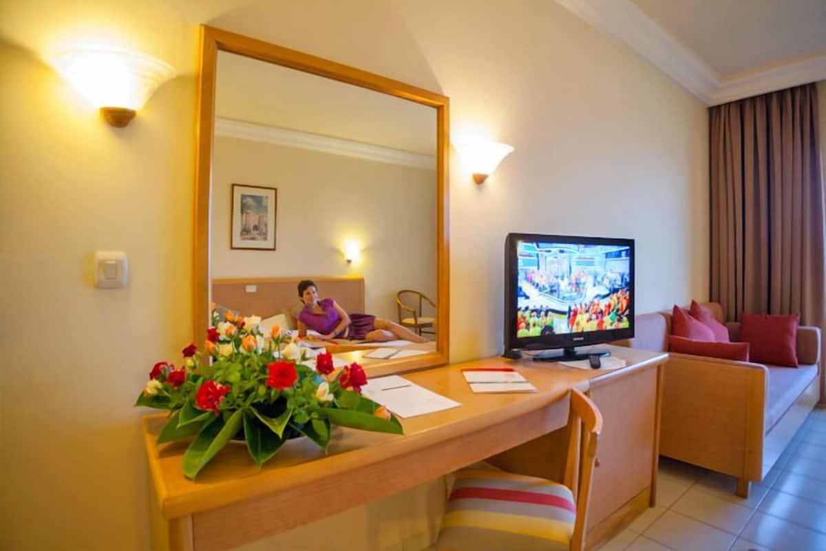 Bộ đồ giường cao cấp, nệm Select Comfort, két bảo mật tại phòng, bàn