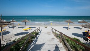 Private beach nearby, white sand, sun loungers, beach umbrellas - Nour Palace Thalasso & Spa - All Inclusive (Mahdia)