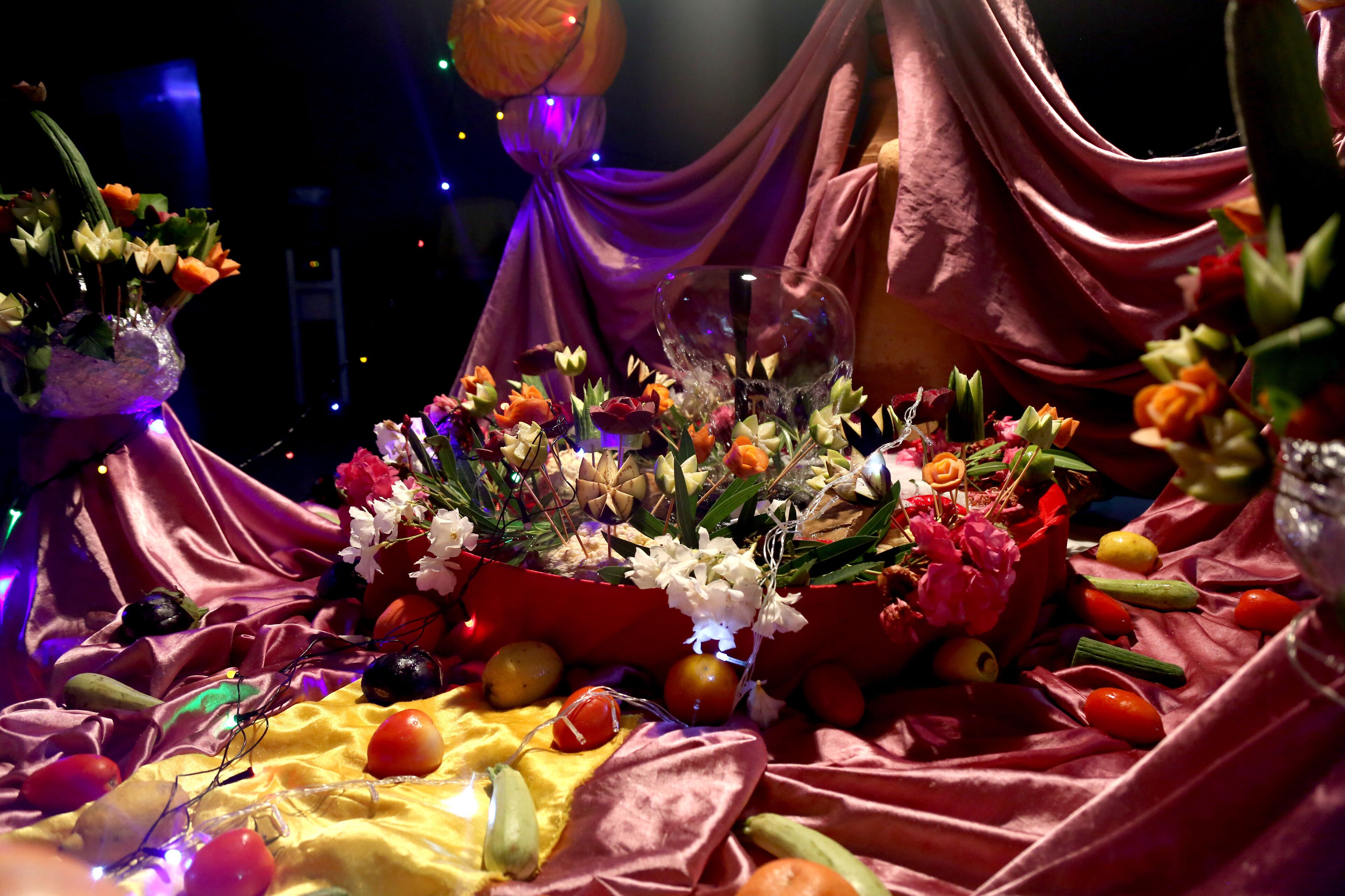 3 restaurants, breakfast, lunch, dinner served; international cuisine