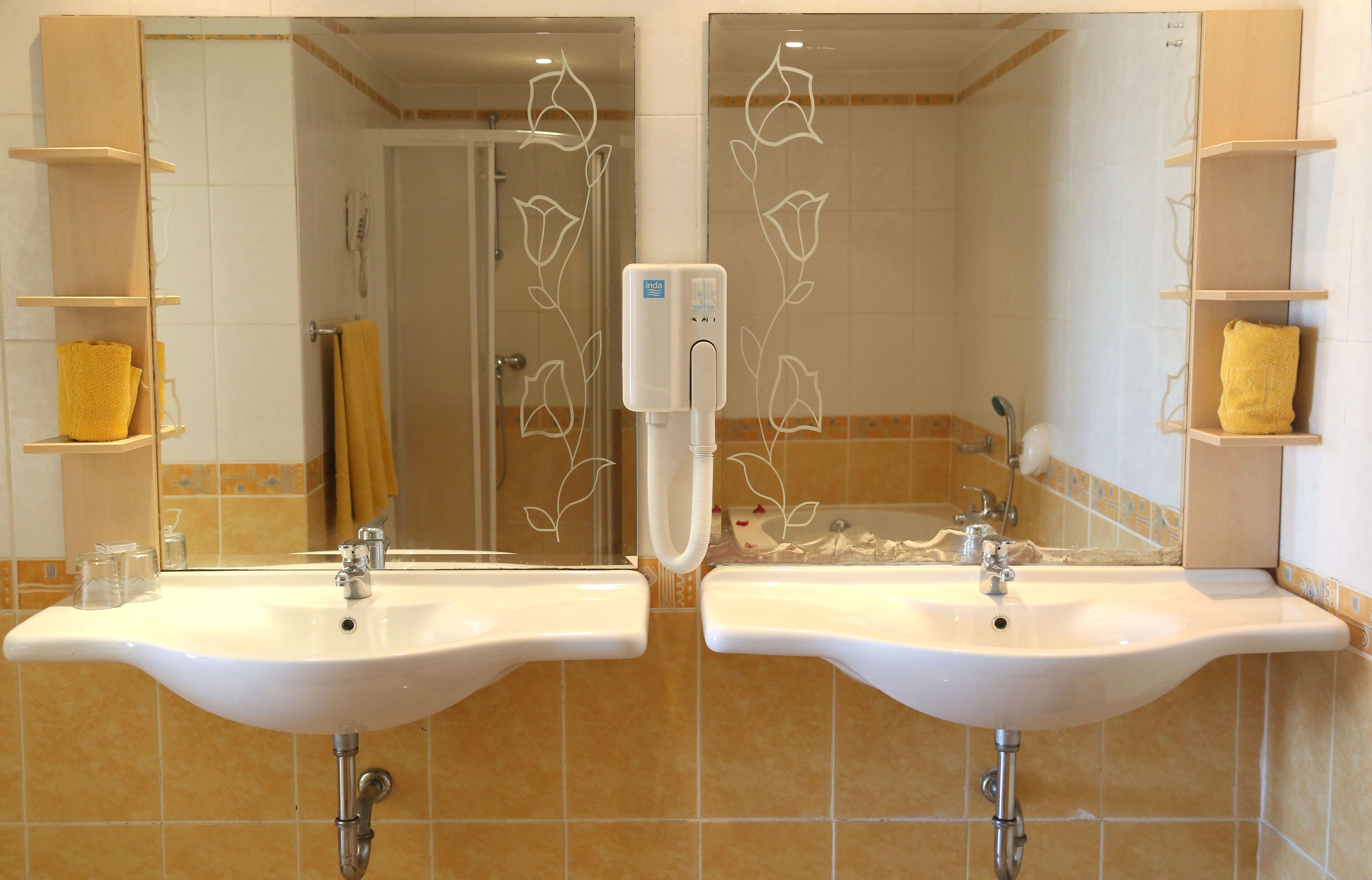 free toiletries, hair dryer