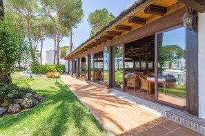 Breakfast, lunch, dinner served; pool views 