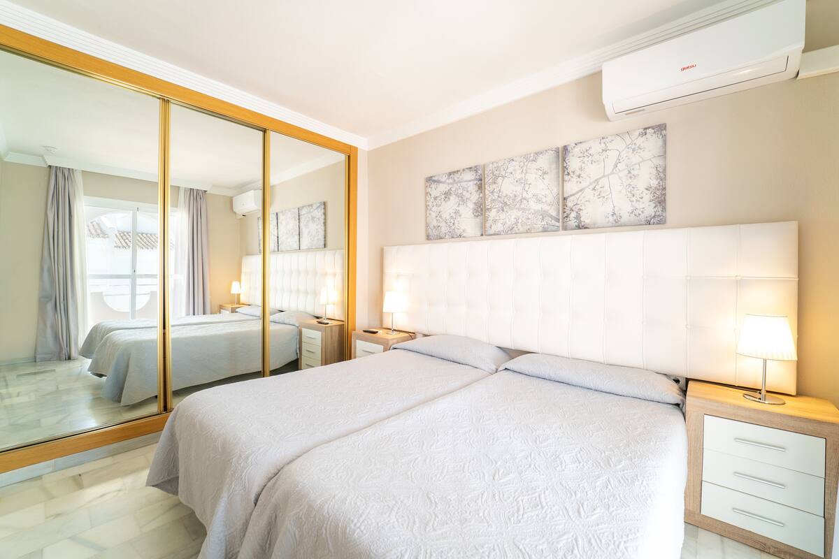 1 dormitorio, cortinas opacas, wifi gratis y ropa de cama