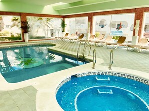Innenpool, Außenpool, Liegestühle