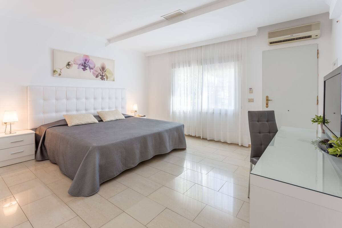 1 dormitorio, cortinas opacas, wifi gratis y ropa de cama