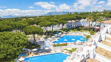 Una piscina al aire libre, tumbonas