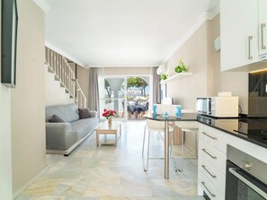 Apartamento, 2 habitaciones, terraza | Cocina privada | Cafetera o tetera y trona infantil