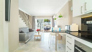 Appartement, 2 chambres, terrasse | Cuisine privée | Cafetière/bouilloire, chaise haute