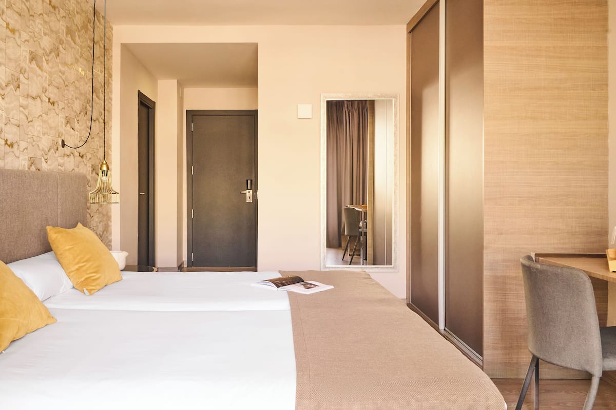 Free WiFi, bed sheets