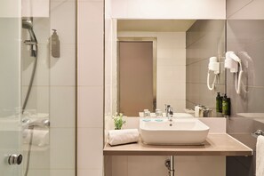 Combined shower/bathtub, hair dryer, towels - Ona Marbella Inn (Marbella)