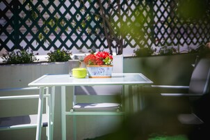 Een tafel met een bloempot en een gele container.