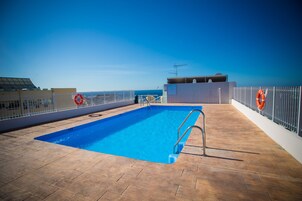 Una piscina al aire libre de temporada