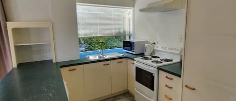 Refrigerador, microondas, tetera/pava eléctrica, tostadora