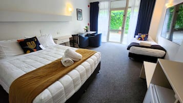 Queen Studio + 1 Single | Iron/ironing board, free cribs/infant beds, free WiFi, bed sheets